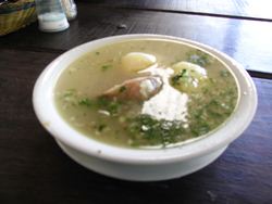 チボール行きの途中でいただいた食事。ジャガイモ入りのコンソメ風スープは口当たりが程よく腸にやさしくてよい。