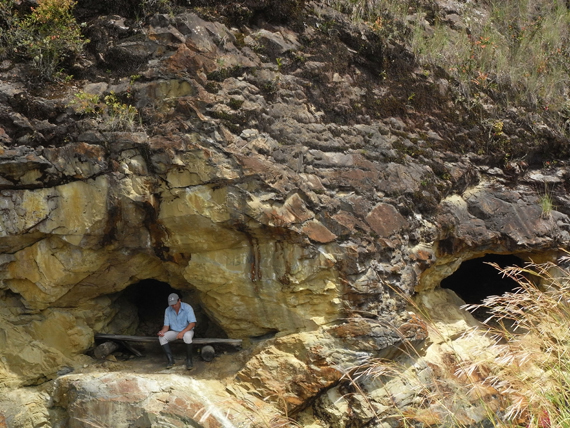 鉱夫の休憩時間の様子。エメラルドの鉱山は横穴式が多く、こういった穴の入り口がいっぱいある。
