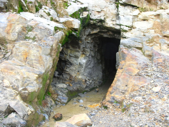 さあ、本格的な坑道への入り口だ。この坑道からは沢山のエメラルドが産出されているらしい。穴の入口付近の高さは私の背より高く、穴の幅にも余裕があり、さっきの穴よりは安心そうだ。ただし足元には水が流れていて穴の中はかなり暗い。