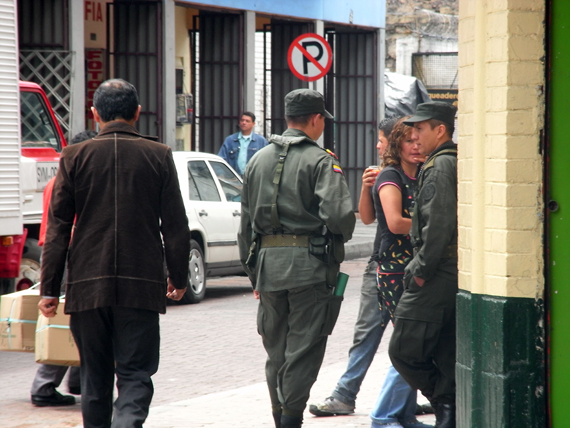 ボゴタの町の治安を守る軍隊の人たち。街の治安を守る警察や軍隊の人の数は、ここ数年でかなり増加しました。街の至るところで彼らを目にする機会は、結構頻繁になりました。彼らの活躍のおかげでコロンビアの治安は向上してきているといえるでしょう。