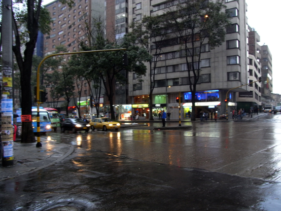 仕方なく途中で傘を買うことに。道で雨宿りをしている女の子二人がこの突然の雨に困っていたので、一緒に傘のなかに入れてあげて歩きました。生まれて初めての男女女の三人の相合傘の経験にわたしは気分をよくして歩いたが、結局私はこの相合傘のおかげでずぶぬれになってしまい、しかも途中で帰る方向が違ったのでふたりに傘をあげました。そして再びずぶぬれになってしまったわたしは風邪をひくことに・・・お人好しも大概だったかなあと思いましたが、あの状況で傘をあげない男はきっとどこにもいないでしょう。相合傘のお値段は高いですね。（笑）結局ボゴタのドラッグストアで勇気を出して風邪薬を買って、三日間飲むはめになりました。錠剤がサクマのドロップより大きくて飲み込むのが大変でしたが、幸い効きめの方はバッチリでした。