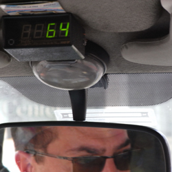 タクシーのバックミラー上にあるデジタル数字は、タクシー料金を示す数字。64ということはつまり4,200ペソ（日本円で約200円ぐらい）。