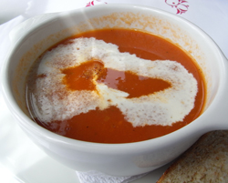 トマト系のスープ。これから肉を食す気持ちが高ぶってきます。