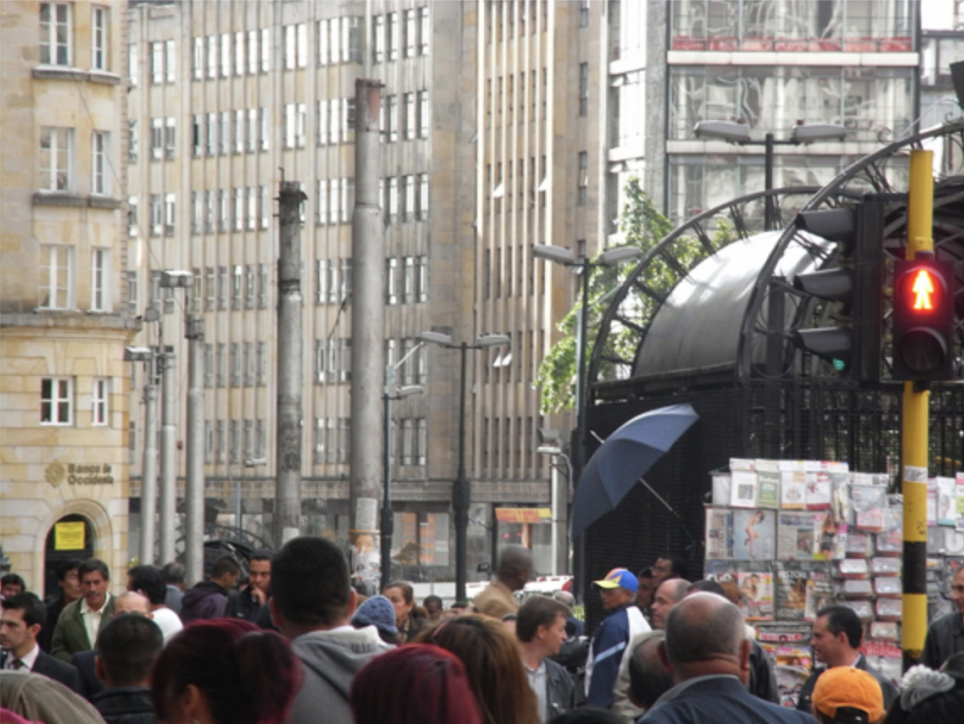 活気にあふれたボゴタ市街の街並み。この界隈の平日ならではの様子で休日の人通りはグーンと減る。