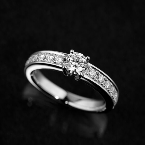 571.高品質ダイヤモンドプラチナエンゲージリング