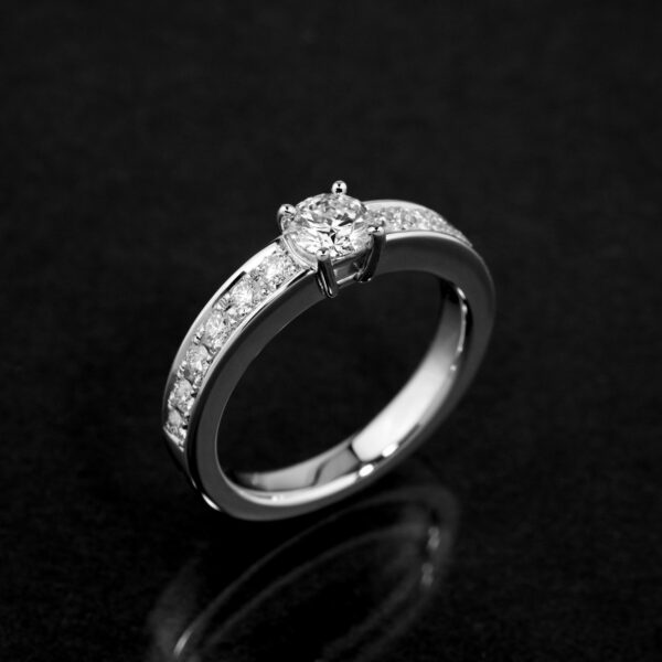 571.高品質ダイヤモンドプラチナエンゲージリング