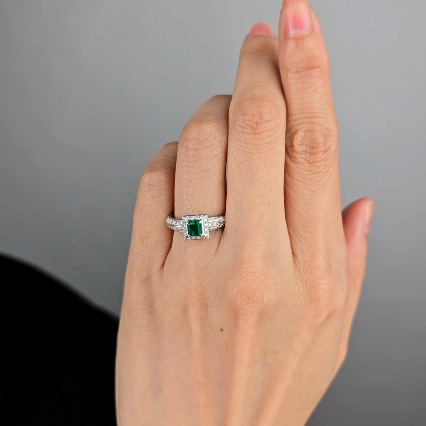 コロンビア産ムゾー鉱山エメラルド0.43ctプラチナリングダイヤ0.45ct付