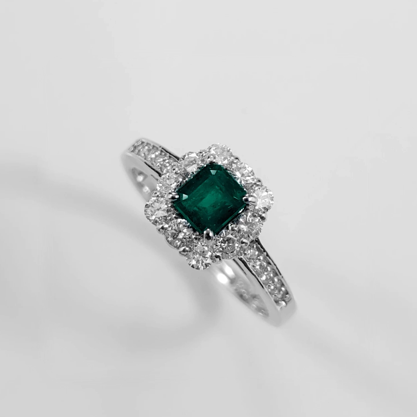 コロンビア産エメラルド0.48ctプラチナリングダイヤ0.47ct付(中央宝石