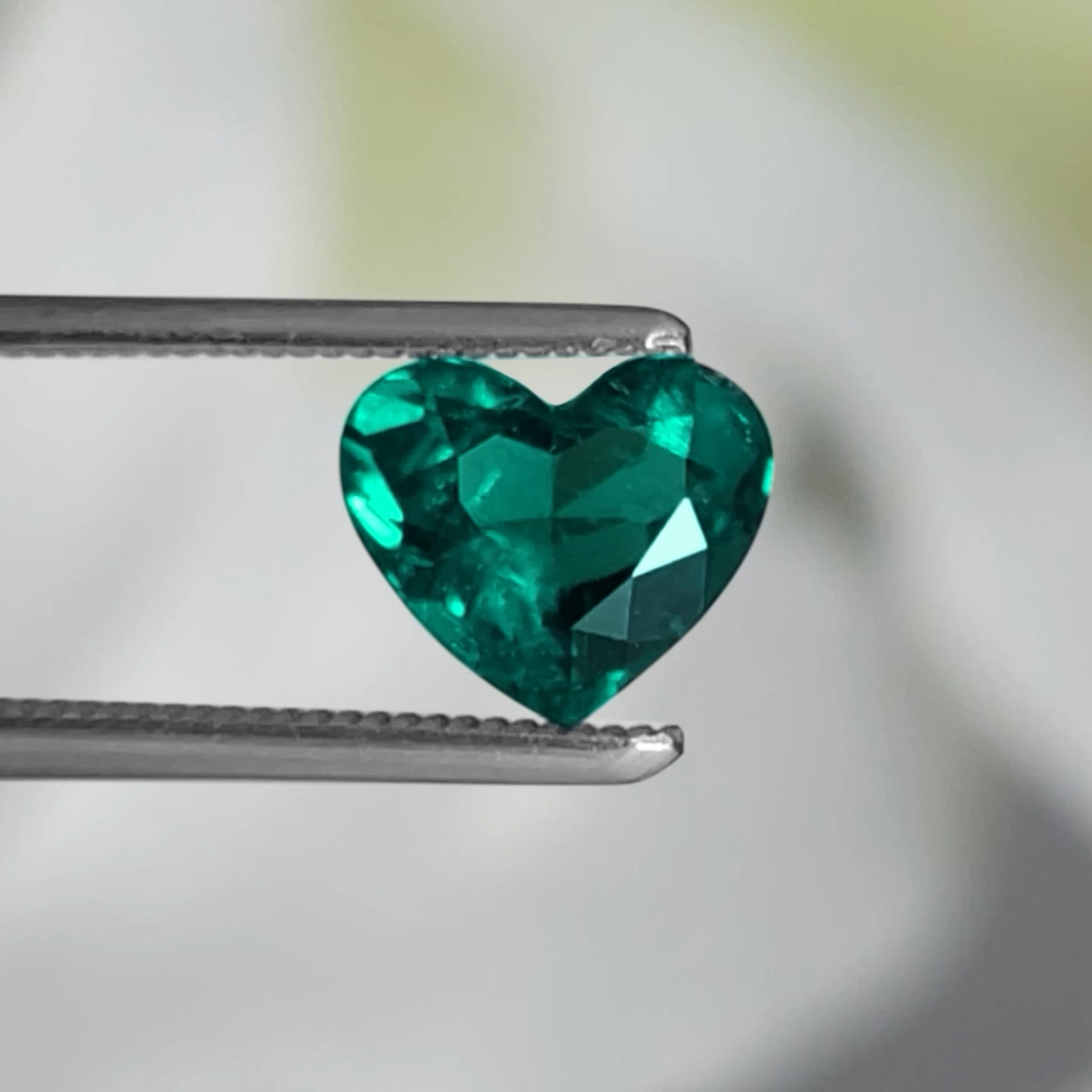 コロンビア産ムゾー鉱山無処理エメラルド(ノンオイル)0.89ct(GUBELIN